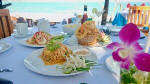 Seafood dishes and drinks served at a beachside table at Captain Curt’s Crab & Oyster Bar in Siesta Key, Florida.